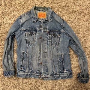 Levi’s denim trucker jacket size: Large